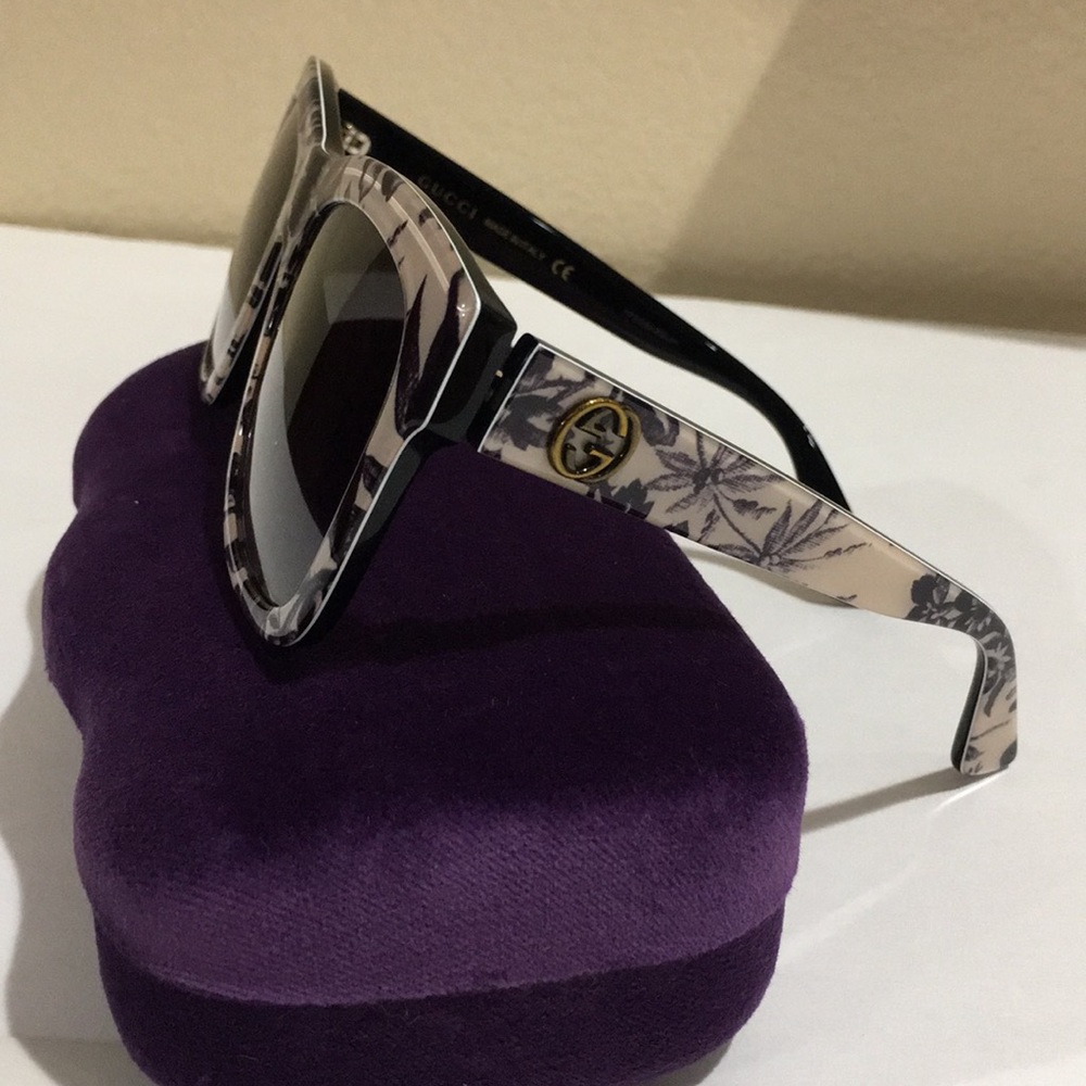 Gucci D-Frame Acetate Floral Sunglasses 🕶 - Picture 2 of 8